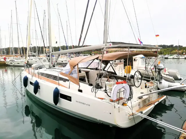 Sun Odyssey 410 - External image