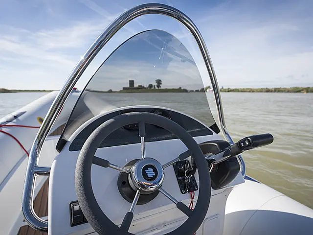 Vanguard DR-560 - Interior image