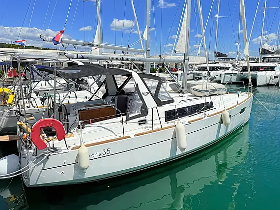 Oceanis 35